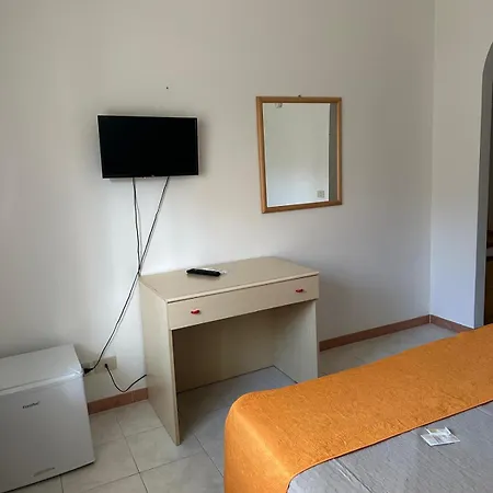 Il Villaggio A 100 Mt Dal Mare A 1000 Mt Dal Porto Di Cilento Coast Hotel *